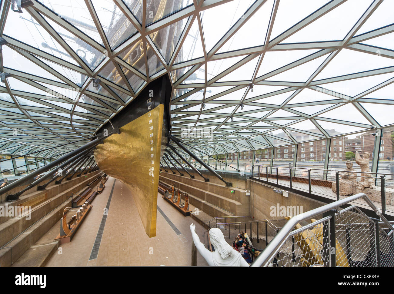 Der goldene Rumpf der Cutty Sark Skalen eine Tea Clipper Vorlagegefäßes aus dem 19. Jahrhundert, zeigt römische Nummerierung auf dem Bogen Stockfoto