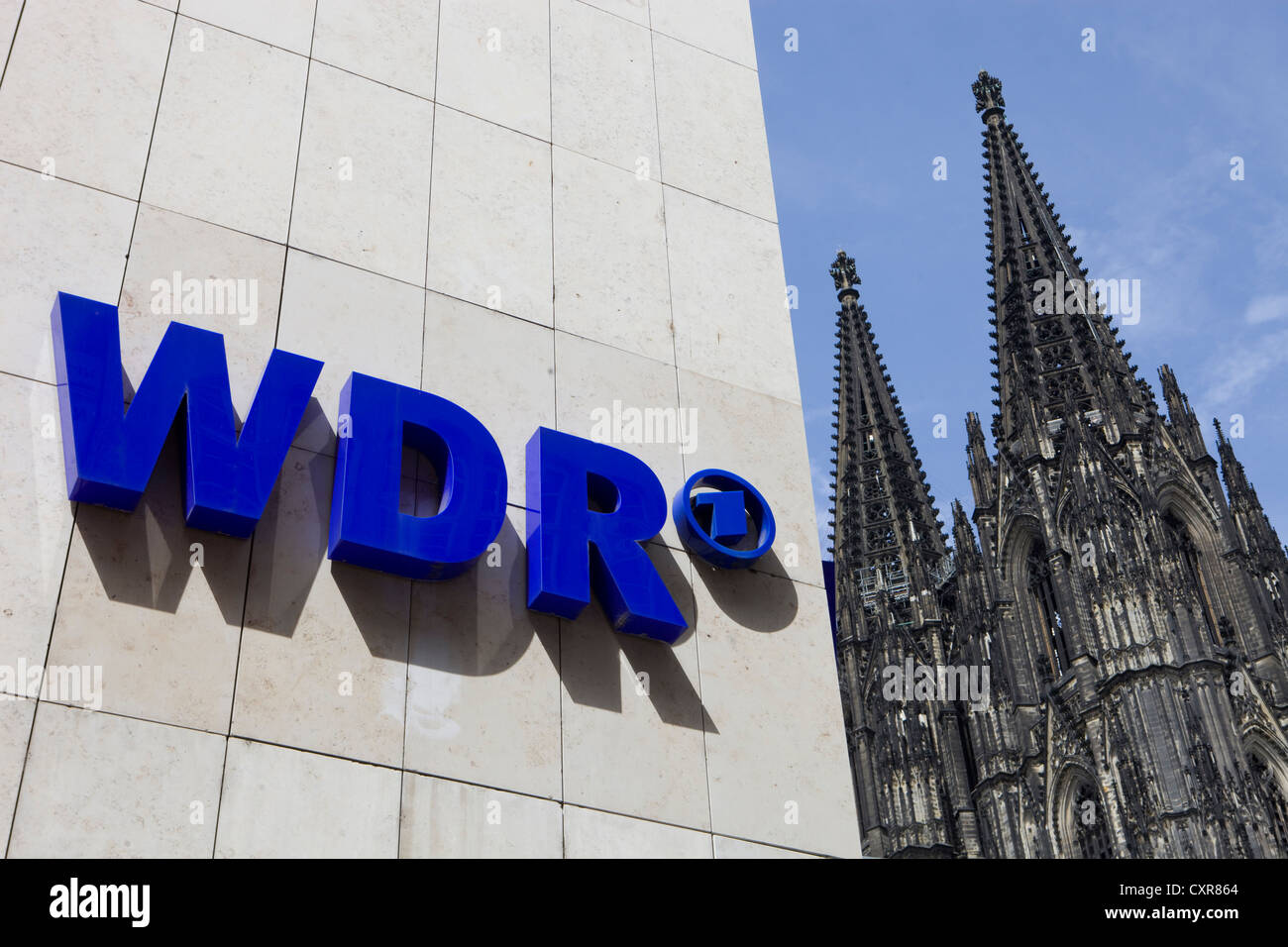 Logo, Westdeutscher Rundfunk, WDR, Westdeutscher Rundfunk, vor Koelner Dom, Kölner Dom, Wallrafplatz Quadrat Stockfoto
