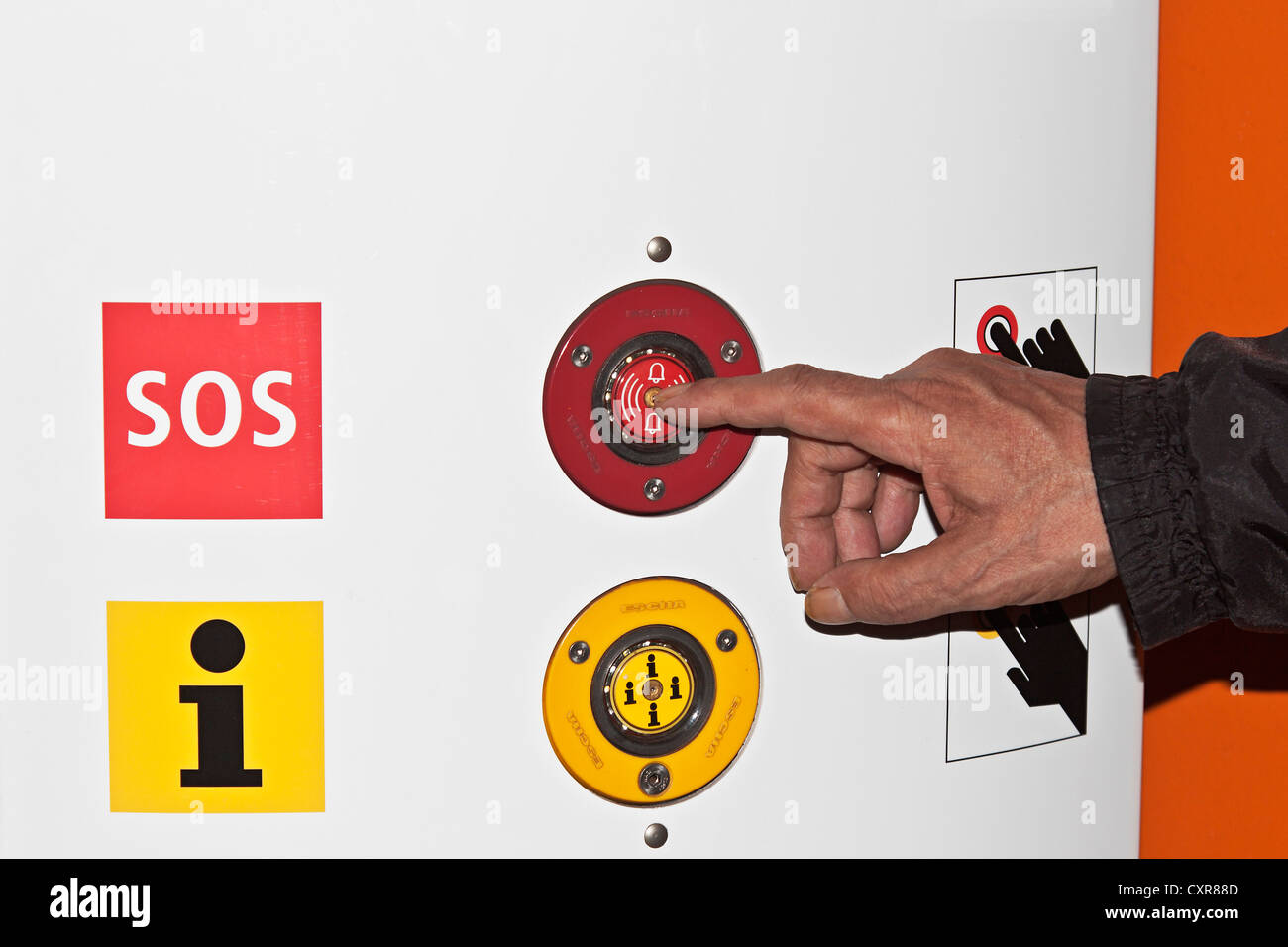 Die Hand eines Mannes einen Alarm, SOS, SOS Schaltflächenspalte drücken Stockfoto