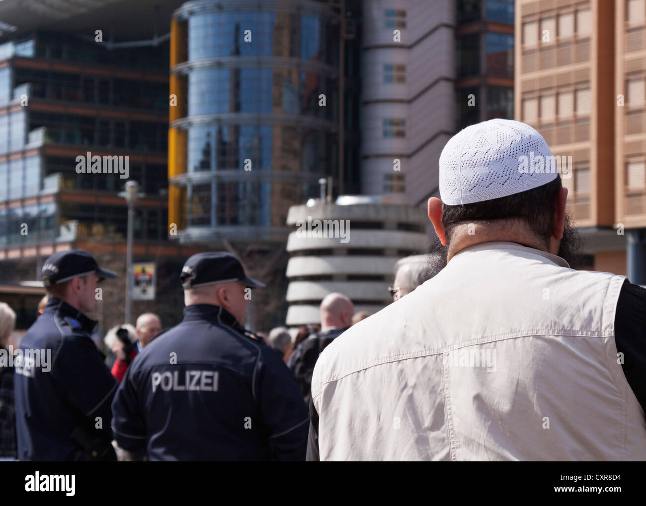 Salafisten, Polizei, Verteilung der kostenlose Exemplare des Koran, der edle Qur ' an, 14.04.2012, Potsdamer Platz, Berlin Stockfoto
