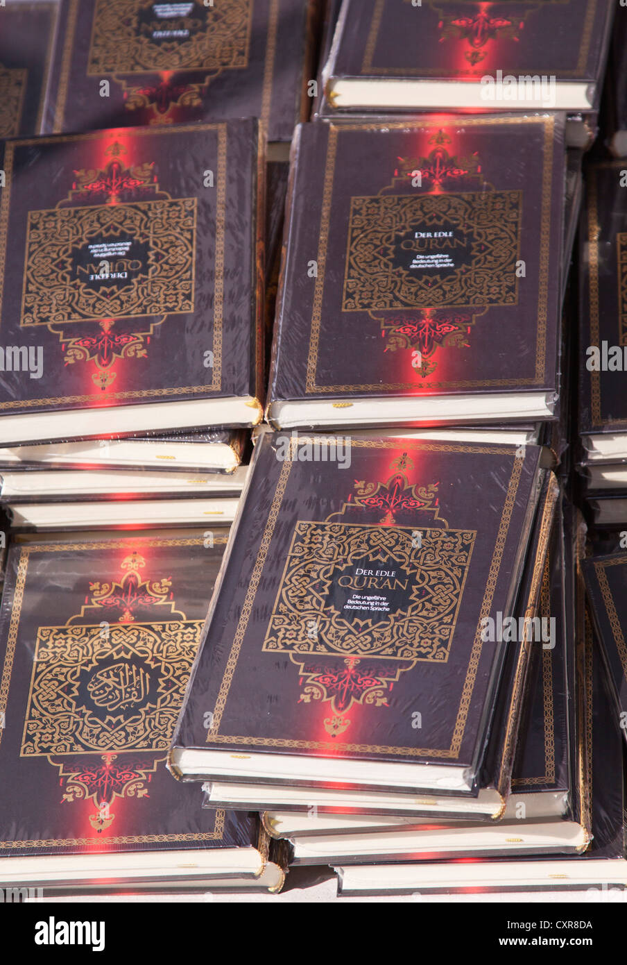 Koran, der edle Qur ' an, Verteilung der Freiexemplare von Salafisten, 14.04.2012, Potsdamer Platz, Berlin, Deutschland, Europa Stockfoto