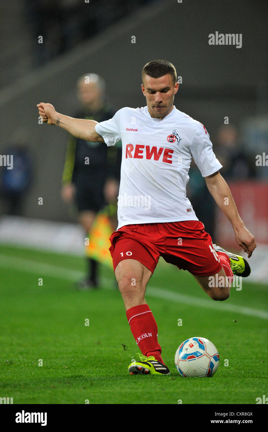 Lukas Podolski, 1. FC Köln, rund um den Ball zu kicken, Wirsol Rhein-Neckar-Arena, Sinsheim-Hoffenheim, Baden-Württemberg Stockfoto