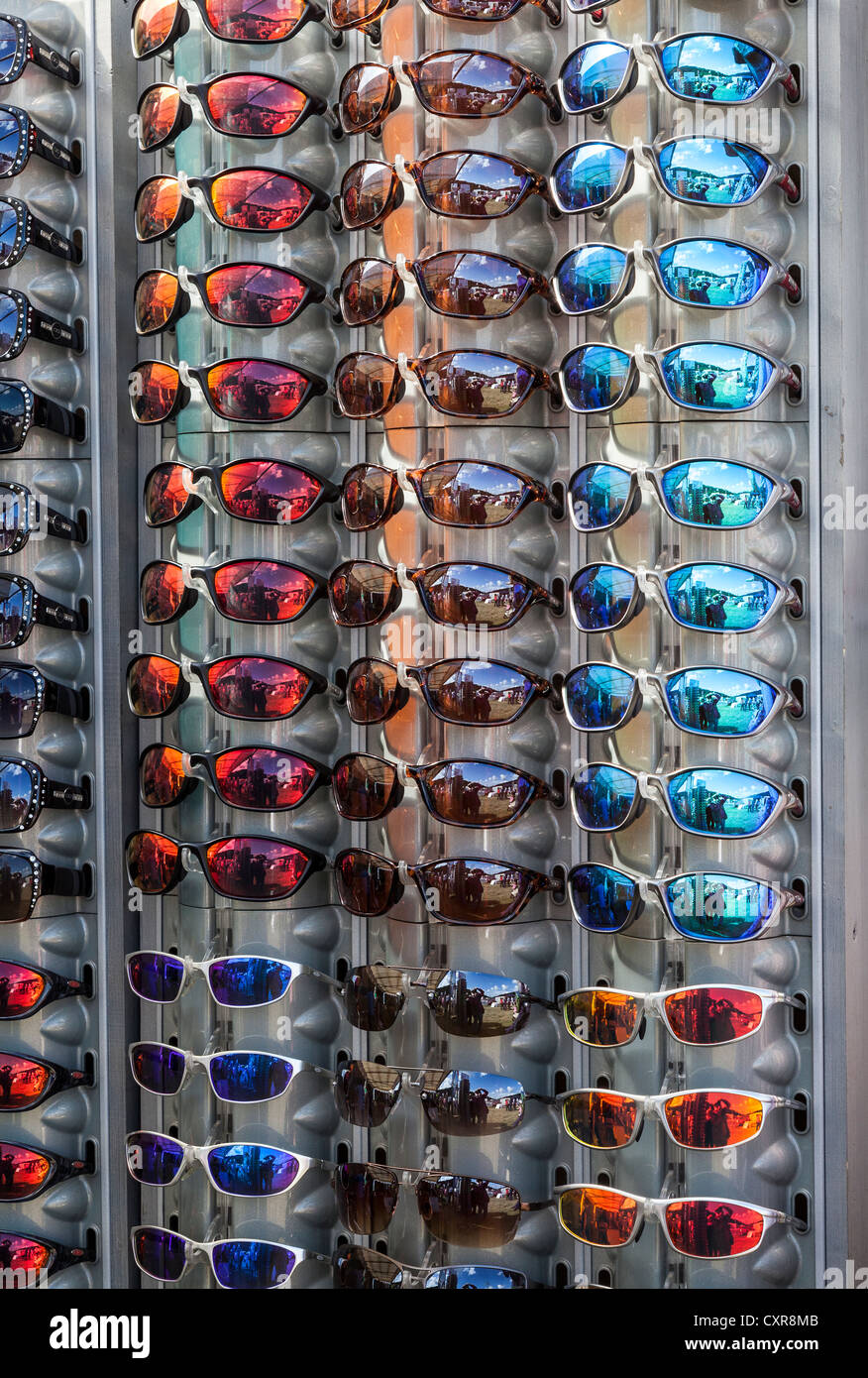 DISPLAY-STÄNDER SONNENBRILLE MIT VERSCHIEDENEN FARBIGEN/FARBIG OBJEKTIVEN IM OPTIKER-SHOP UK Stockfoto