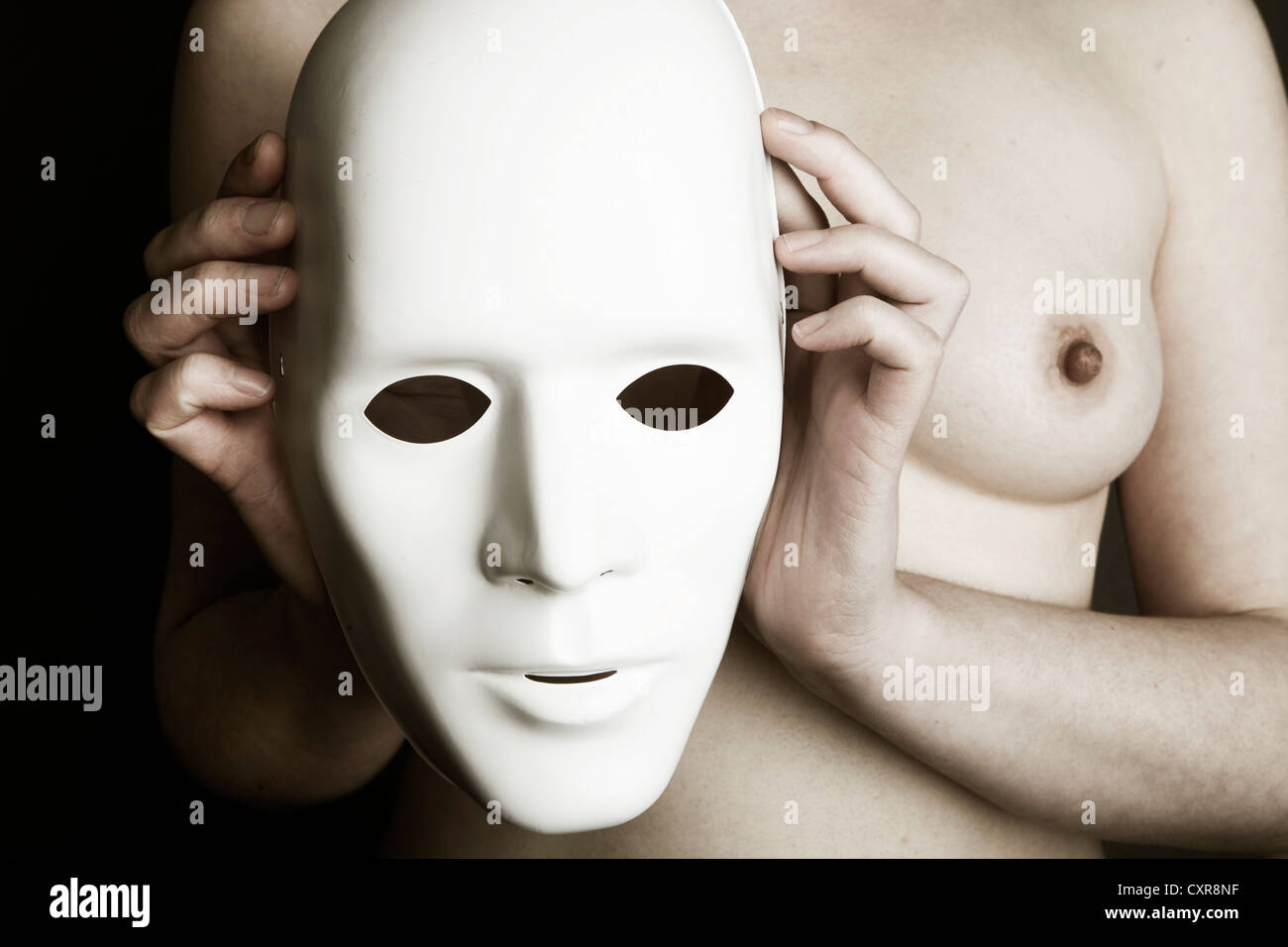 Frau, nackt, mit Maske vor ihrer Brust Stockfotografie - Alamy