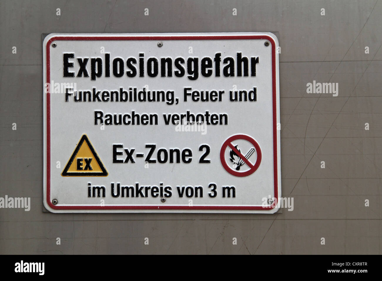 Warnzeichen, "Explosionsgefahr", Deutsch für "Gefahr der Explosion", bei einer Biogasanlage, Deutschland, Europa Stockfoto