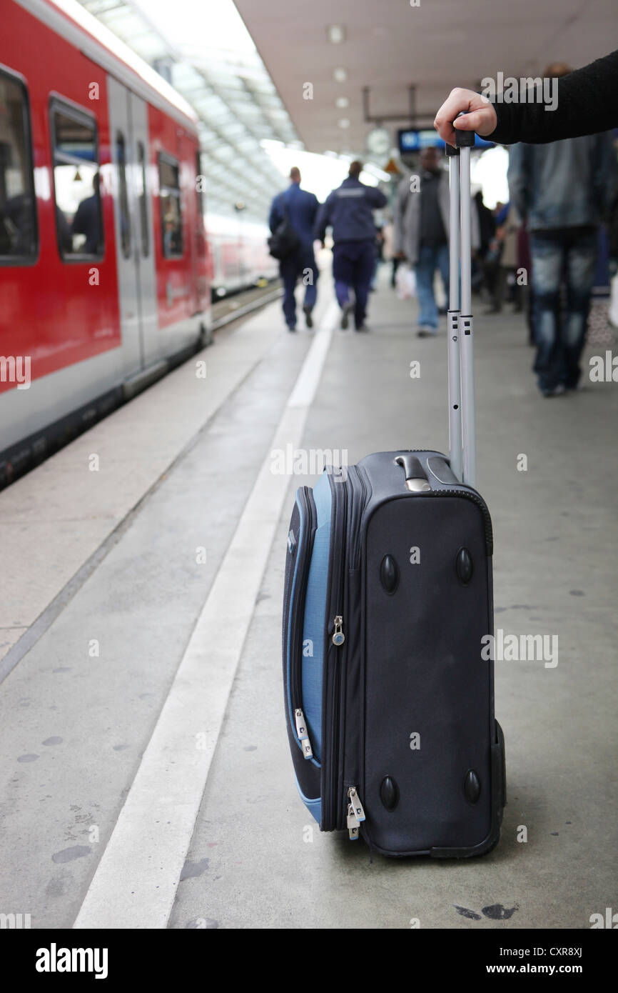 Ein Koffer und eine Hand, Plattform, Bahnhof, Köln, Nordrhein-Westfalen, Deutschland, Europa Stockfoto