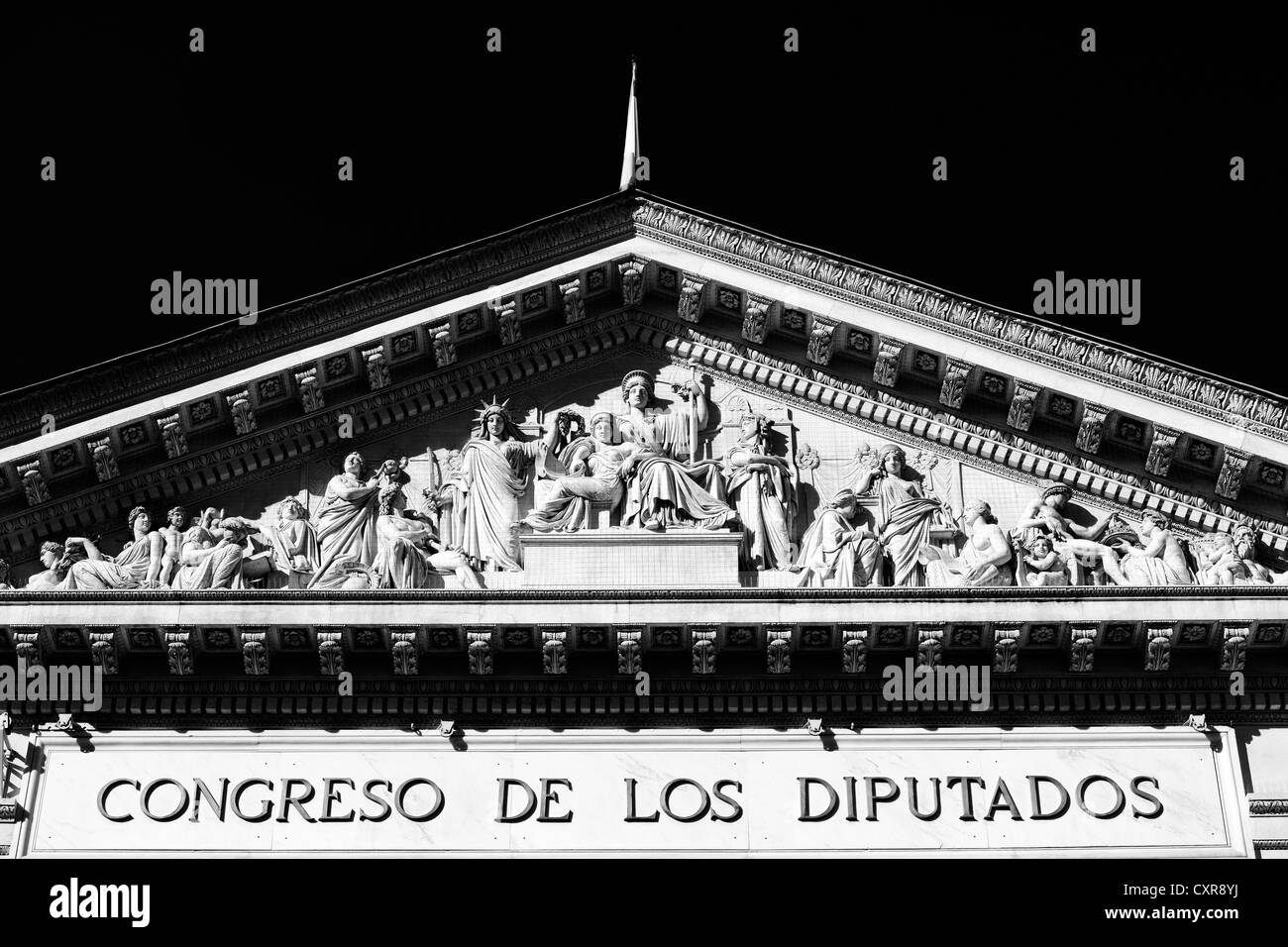 Schriftzug und Erleichterung im Tympanon über dem Haupteingang, Congreso de Los Diputados, Repräsentantenhaus, Bestandteil der Stockfoto