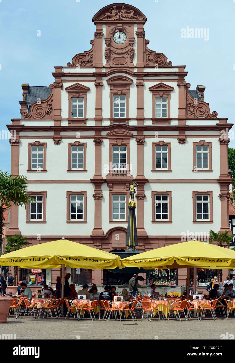 Cafe und Wein-Bar vor der Alte Muenze Kaufhaus, Maximilianstraße Straße Via Triumphalis Straße, Speyer Stockfoto