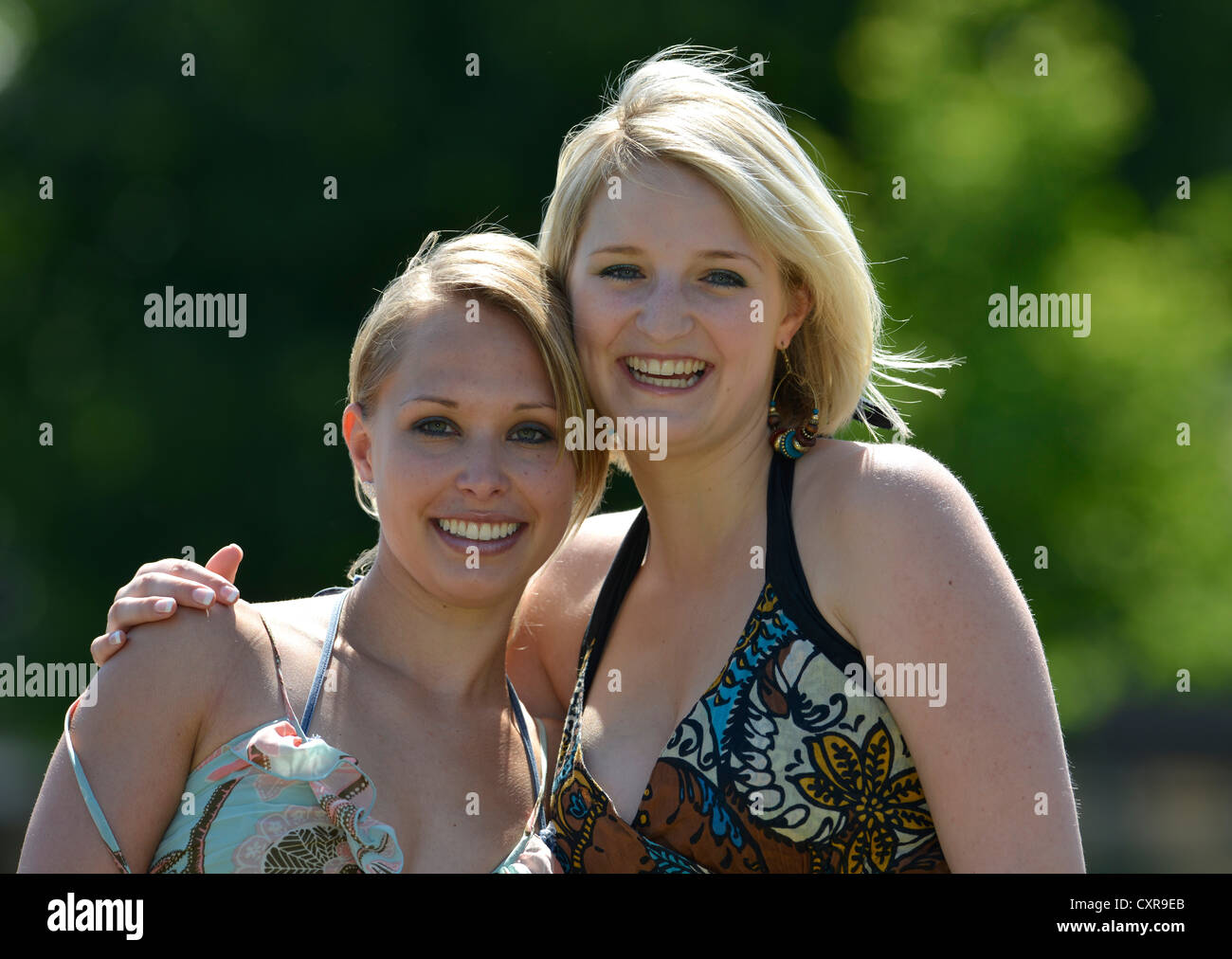 Junge Frauen, Arm in Arm, Stuttgart, Baden-Württemberg, Deutschland, Europa, PublicGround Stockfoto