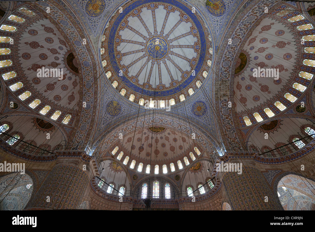 Gewölbten Dach, reich verzierten Kuppeln, Innenansicht, Sultan Ahmed Mosque oder blaue Moschee, Sultanahmet, Altstadt, Istanbul, Türkei Stockfoto