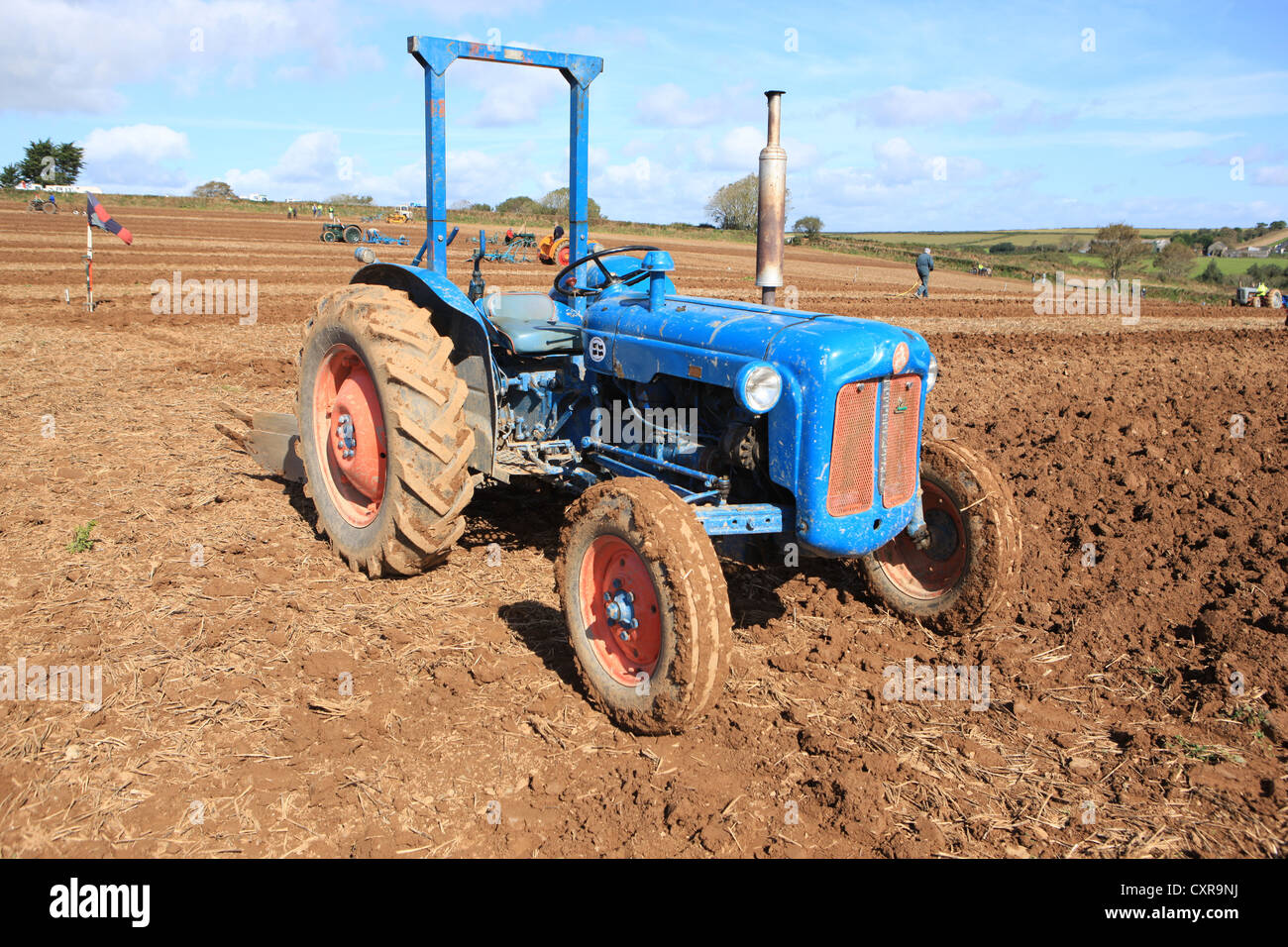 Ein Fordson Dexta bei einem Pflügen Spiel im Pelynt in der Nähe von Looe in Cornwall an einem Herbsttag Stockfoto