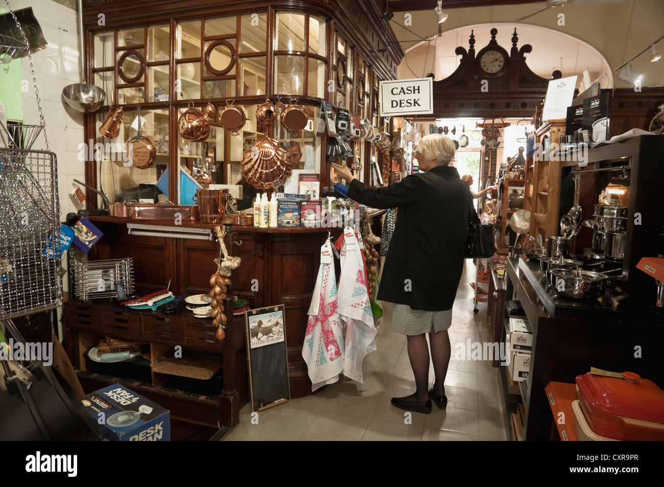Kasse-Zeichen im Innern der Kitchener-Shop - ein traditionelles Geschirr-Shop. Cheltenham, Vereinigtes Königreich. Stockfoto