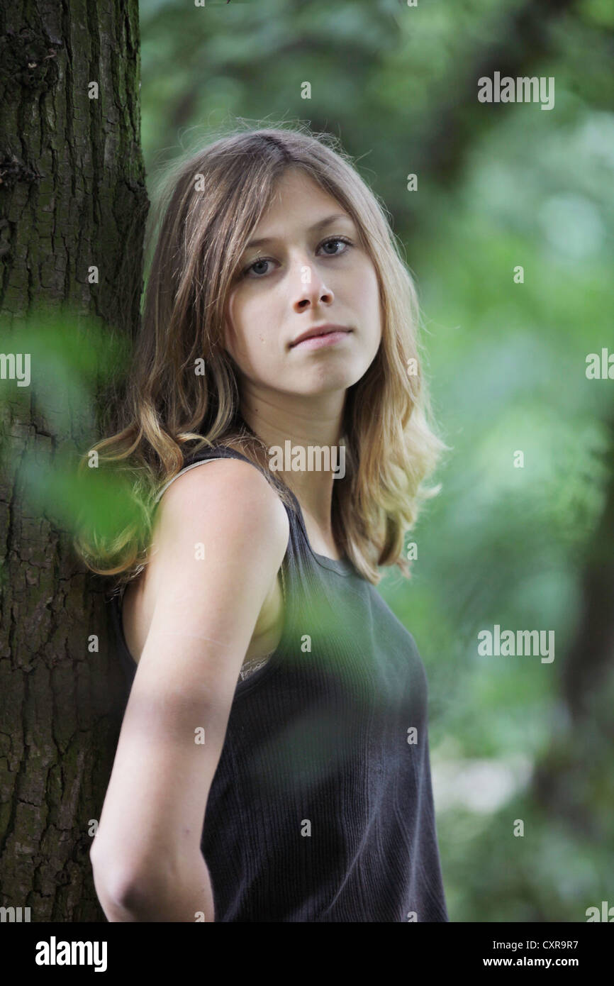 Junge Frau, Porträt, im Freien, in der Natur Stockfoto