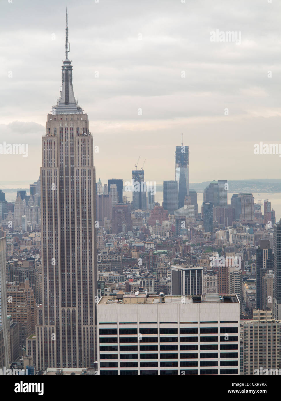 Das Empire State Building mit der Freedom Tower, Blick vom Rockefeller Center, Manhattan, New York City, USA, Nordamerika Stockfoto