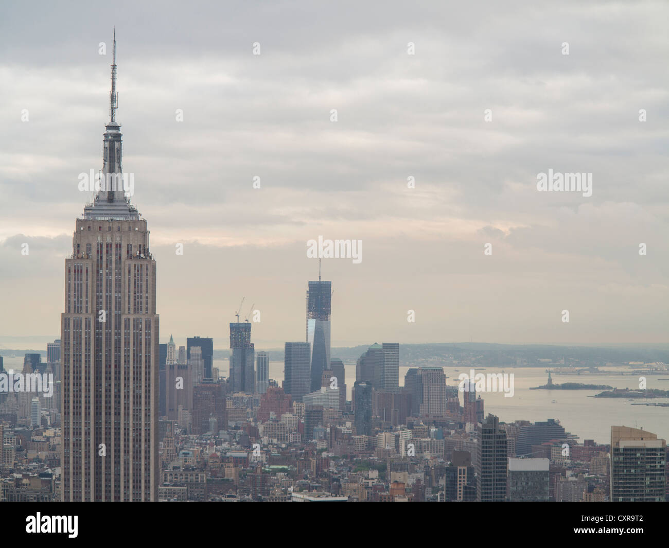 Das Empire State Building mit der Freedom Tower, Blick vom Rockefeller Center, Manhattan, New York City, USA, Nordamerika Stockfoto