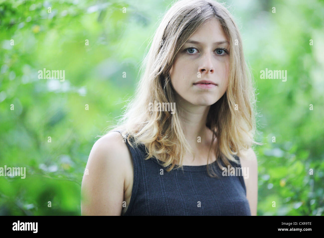 Junge Frau, Porträt, im Freien, in der Natur Stockfoto