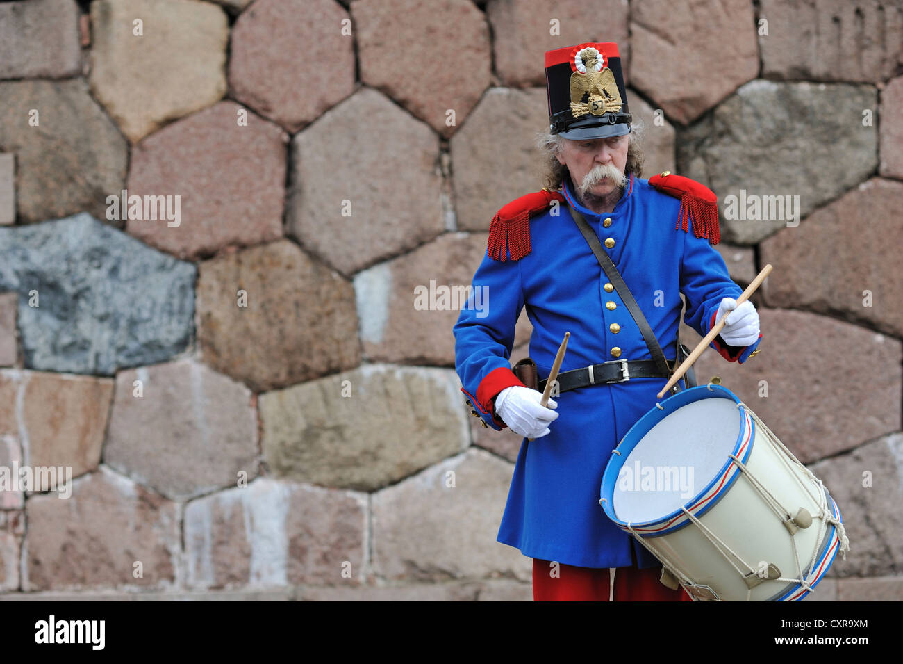 Schlagzeuger in historischer Uniform an der Festung Ruinen von Bormarsund, Åland, Finnland Stockfoto