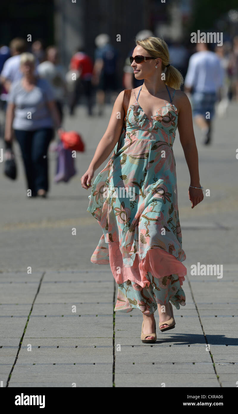 Junge Frau trägt einen Sommer Kleid, Königsstraße, Stuttgart, Baden-Württemberg, Deutschland, Europa, PublicGround Stockfoto