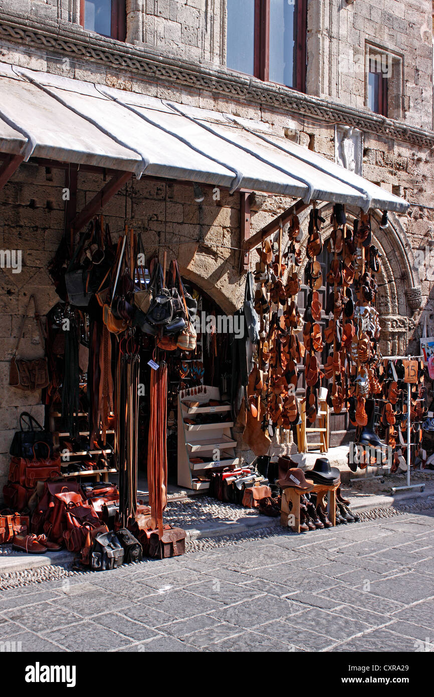 EIN LEDER-SHOP IN DER ALTSTADT VON RHODOS. GRIECHISCHEN INSEL RHODOS. Stockfoto