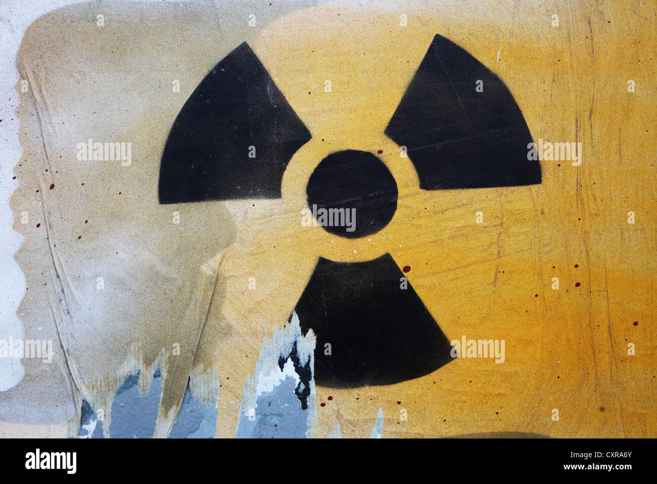 Street-Art, Symbol für Radioaktivität und Kernenergie, auf eine Wand gesprüht Stockfoto