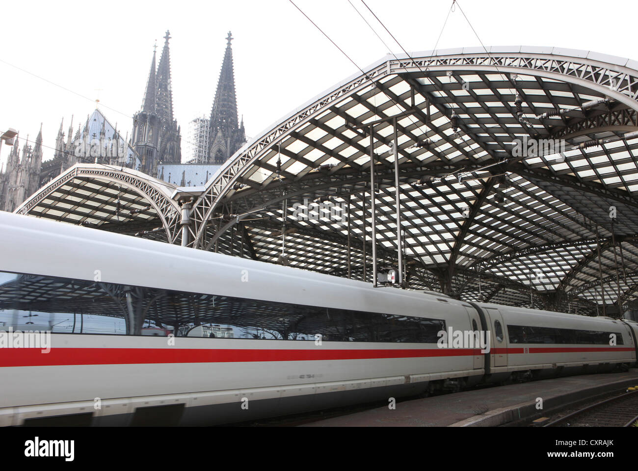ICE Zug von Köln Hauptbahnhof, Köln, Nordrhein-Westfalen, Deutschland, Europa Stockfoto