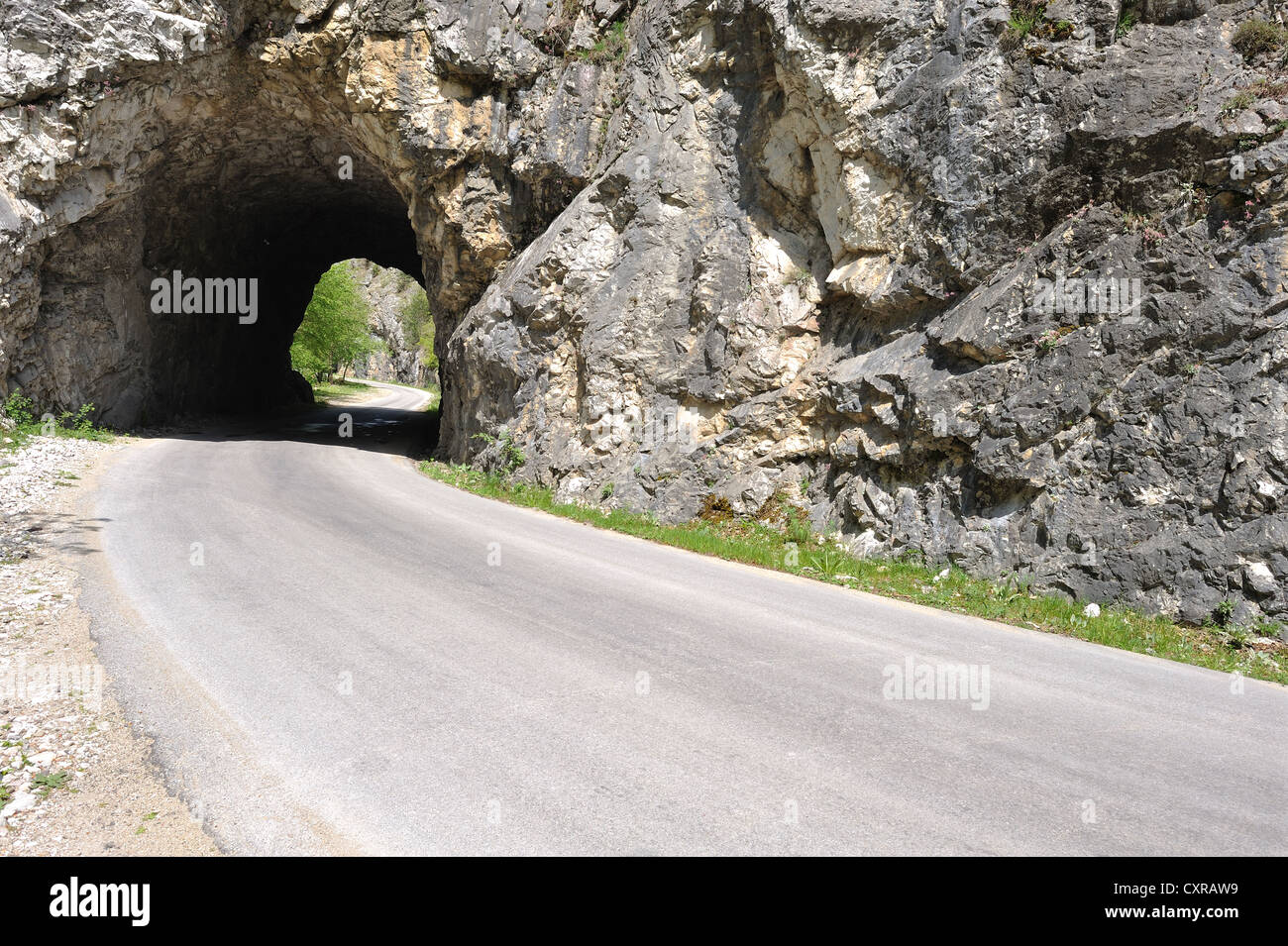 Tunnel in den Felsen Stockfoto