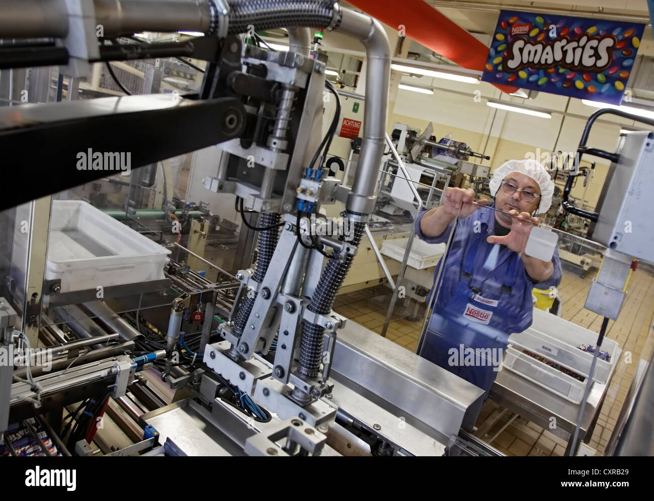 Smarties Füllmaschine für Roll-Pakete in der Schokoladenfabrik Nestlé AG, Hamburg, Deutschland, Europa Stockfoto