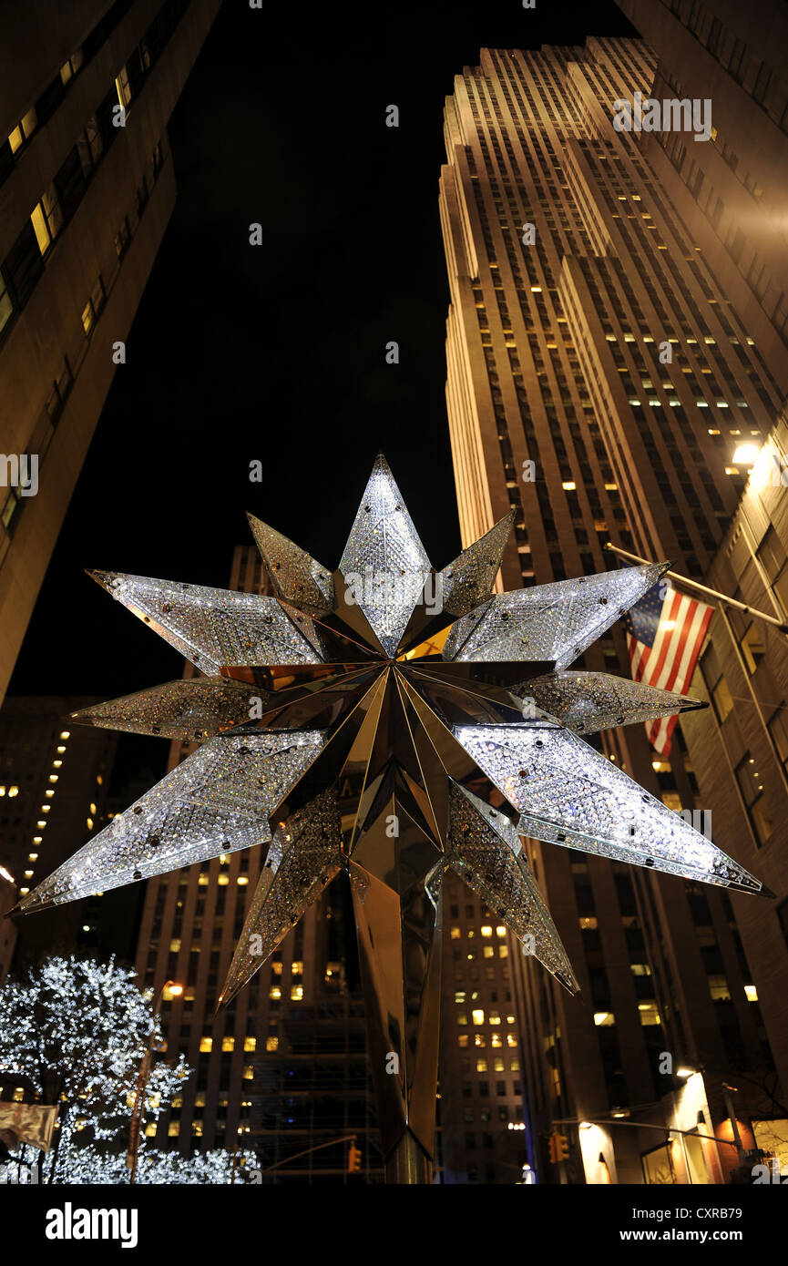 Der Swarovski-Stern, der oben auf der Weihnachtsbaum am Rockefeller Center, Midtown Manhattan, New York City schmückt Stockfoto