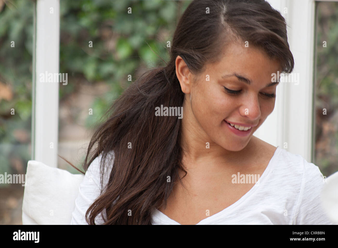 Seite Profil multikulturellen lächelnde Frau Stockfoto