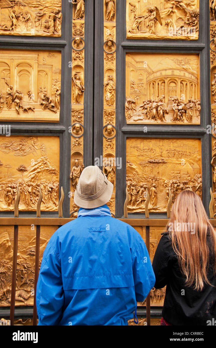 Zwei Touristen betrachten die Tore des Paradieses Etablissement Duomo in Florenz, Italien Stockfoto