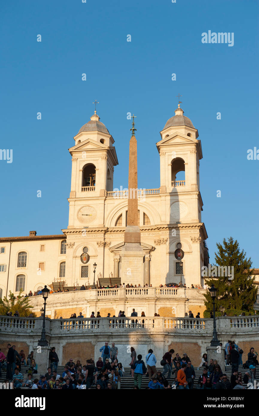 Die spanische Treppe mit der Kirche Santa Trinita dei Monti und der Obelisk, Scalinata di Trinità dei Monti, Rom, Latium, Italien Stockfoto