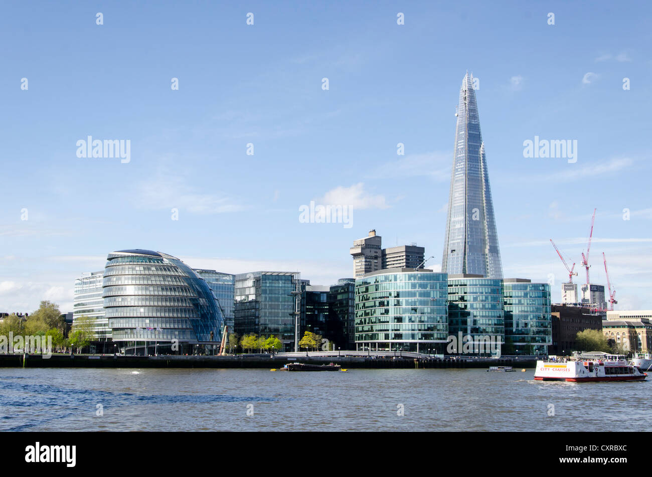 Rathaus und der Shard London Bridge Wolkenkratzer von Renzo Piano, moderne Bürogebäude in London, Südengland, England Stockfoto