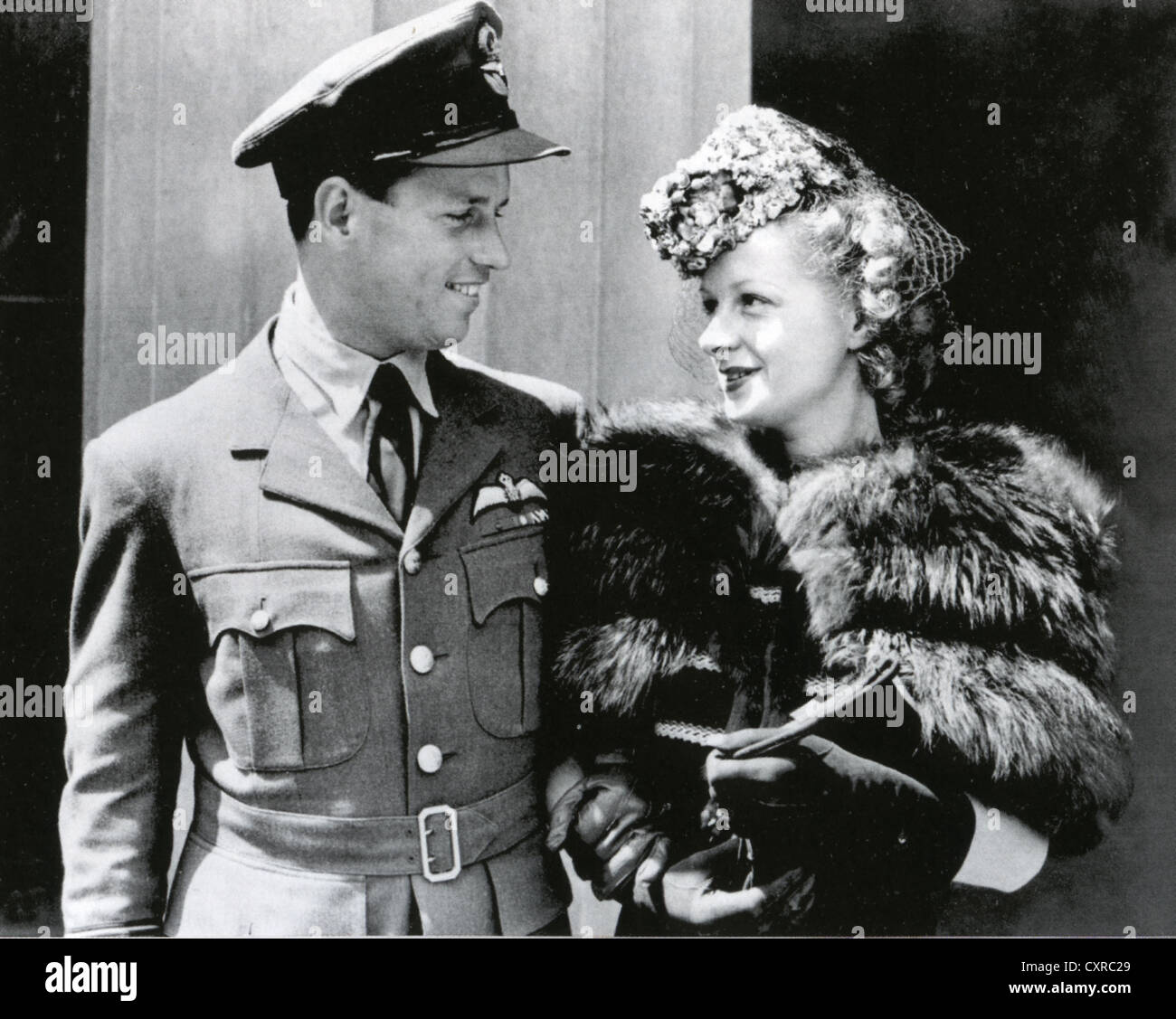 GUY GIBSON VC mit Frau Eve Moore bei seinem VC-Award-Verleihung im Jahr 1943 Stockfoto