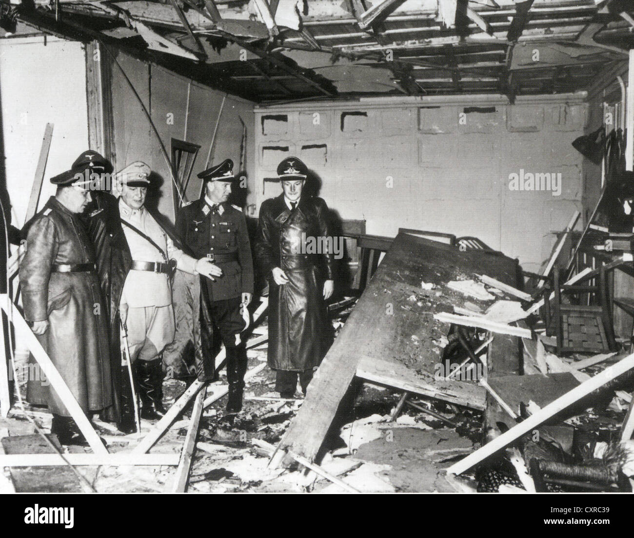 HERMAN GÖRING zweiter von links zeigt Martin Bormann am linken Schaden in Hitlers Hauptquartier nach Attentat 20. Juli 1944 Stockfoto