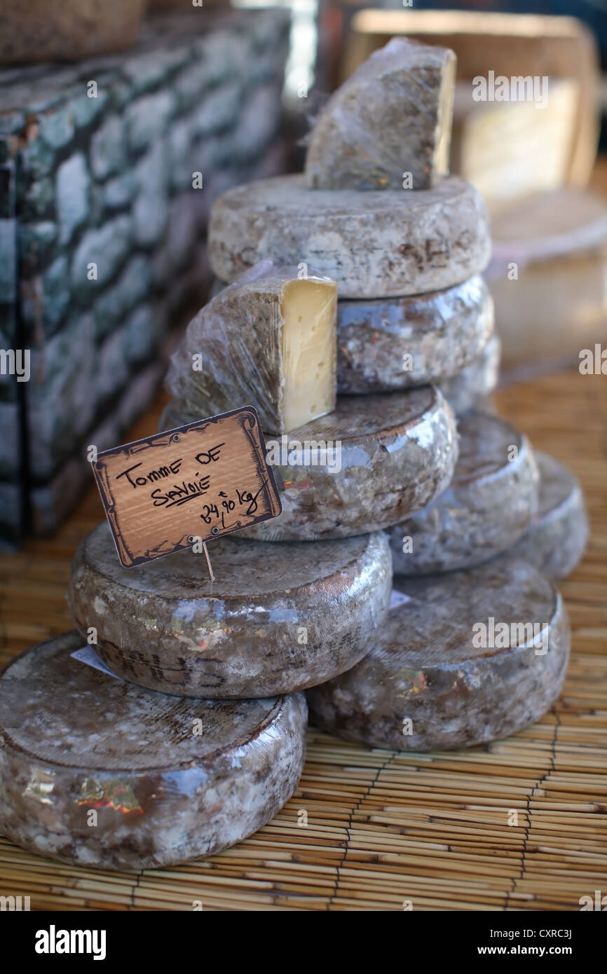 Räder von Käse in Frankreich auf dem Markt, Verkauf Stockfoto