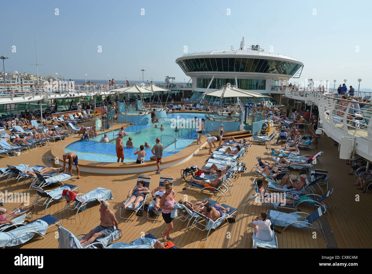 Überfüllten Pool-Deck auf Royal Caribbean "Grandeur of the Seas" Kreuzfahrtschiff, Chora, Mykonos, Cyclades, Süd Ägäis, Griechenland Stockfoto