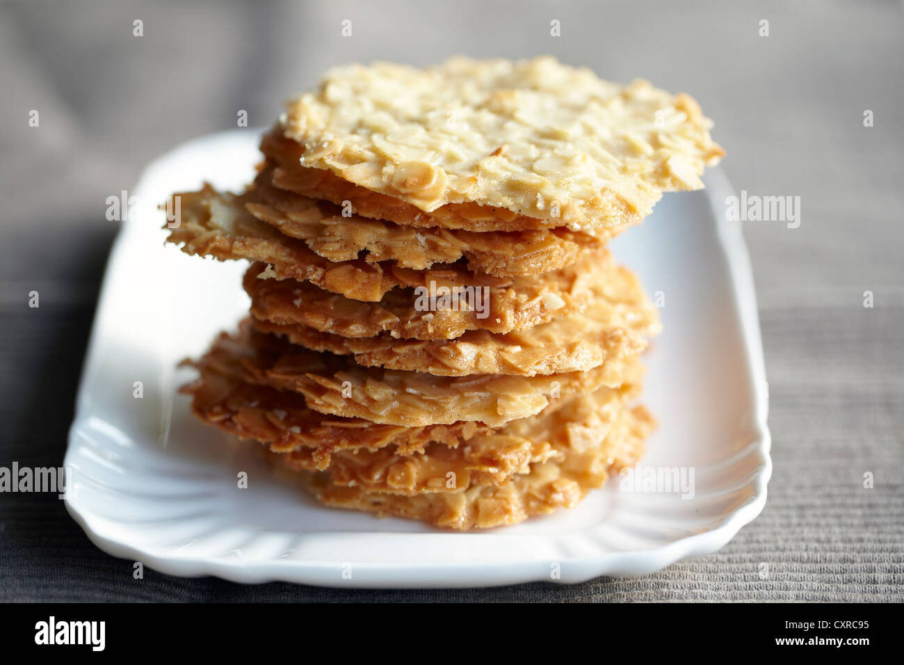 Flocken Mandelgebäck auf einem weißen Teller Stockfoto