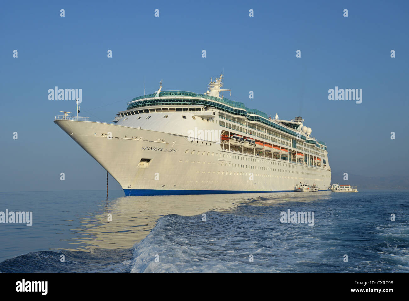 Royal Caribbean "Grandeur of the Seas" Kreuzfahrtschiff vor Anker von Chora, Mykonos, Cyclades, Süd Ägäis, Griechenland Stockfoto