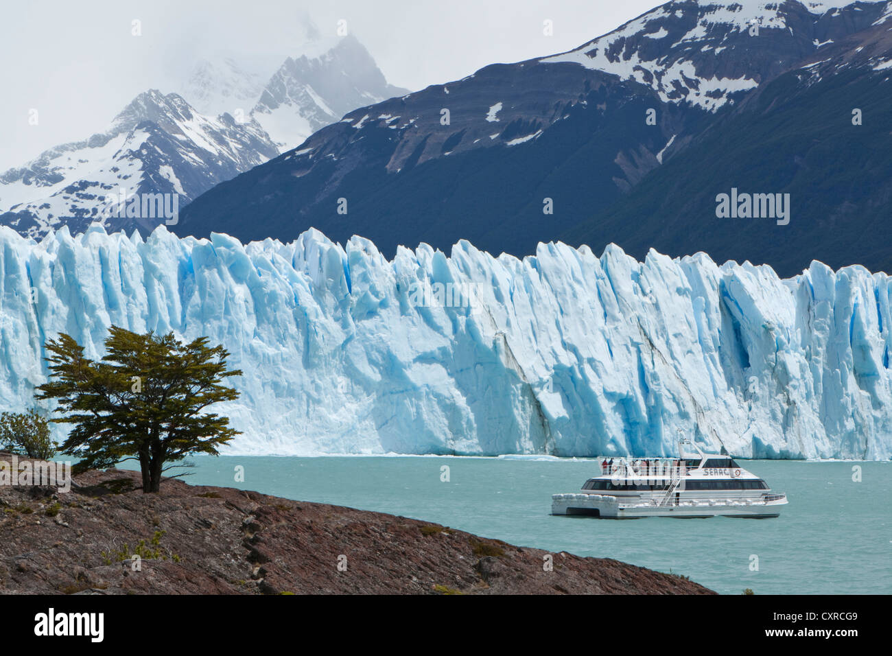 Touristenboot vor dem Gletschereis der Perito Moreno Gletscher, See Lago Argentino, Provinz Santa Cruz, Patagonien Stockfoto