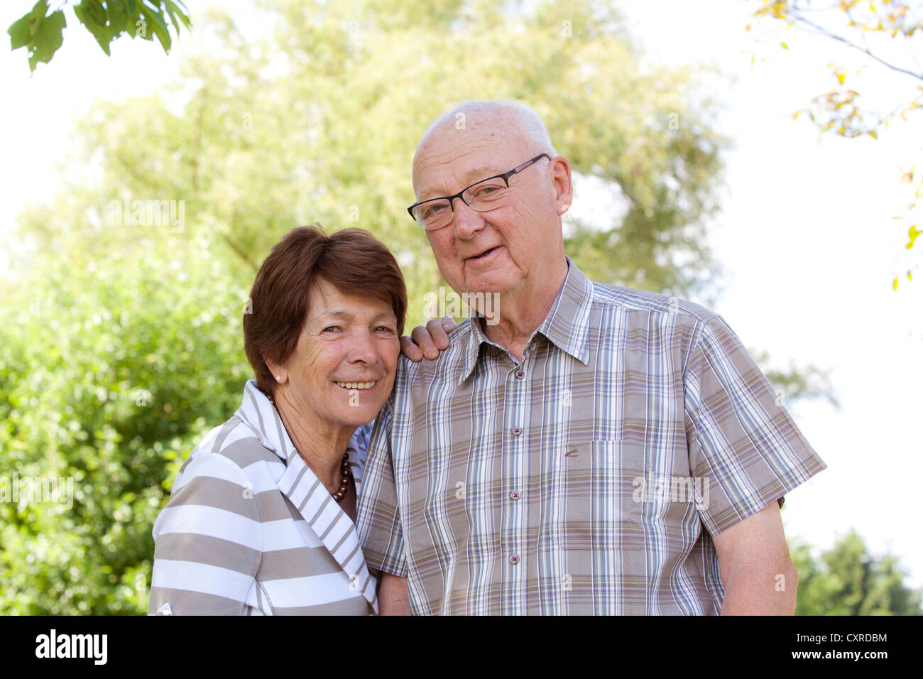 Ältere Paare, Rentner, 70-80 Jahre alt, Bengel, Rheinland-Pfalz, Deutschland, Europa Stockfoto