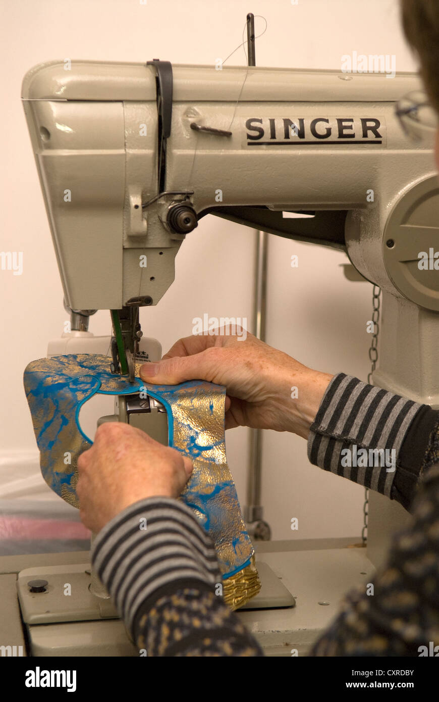 Frau mit traditionellen Singer-nähmaschine, London, UK. Stockfoto