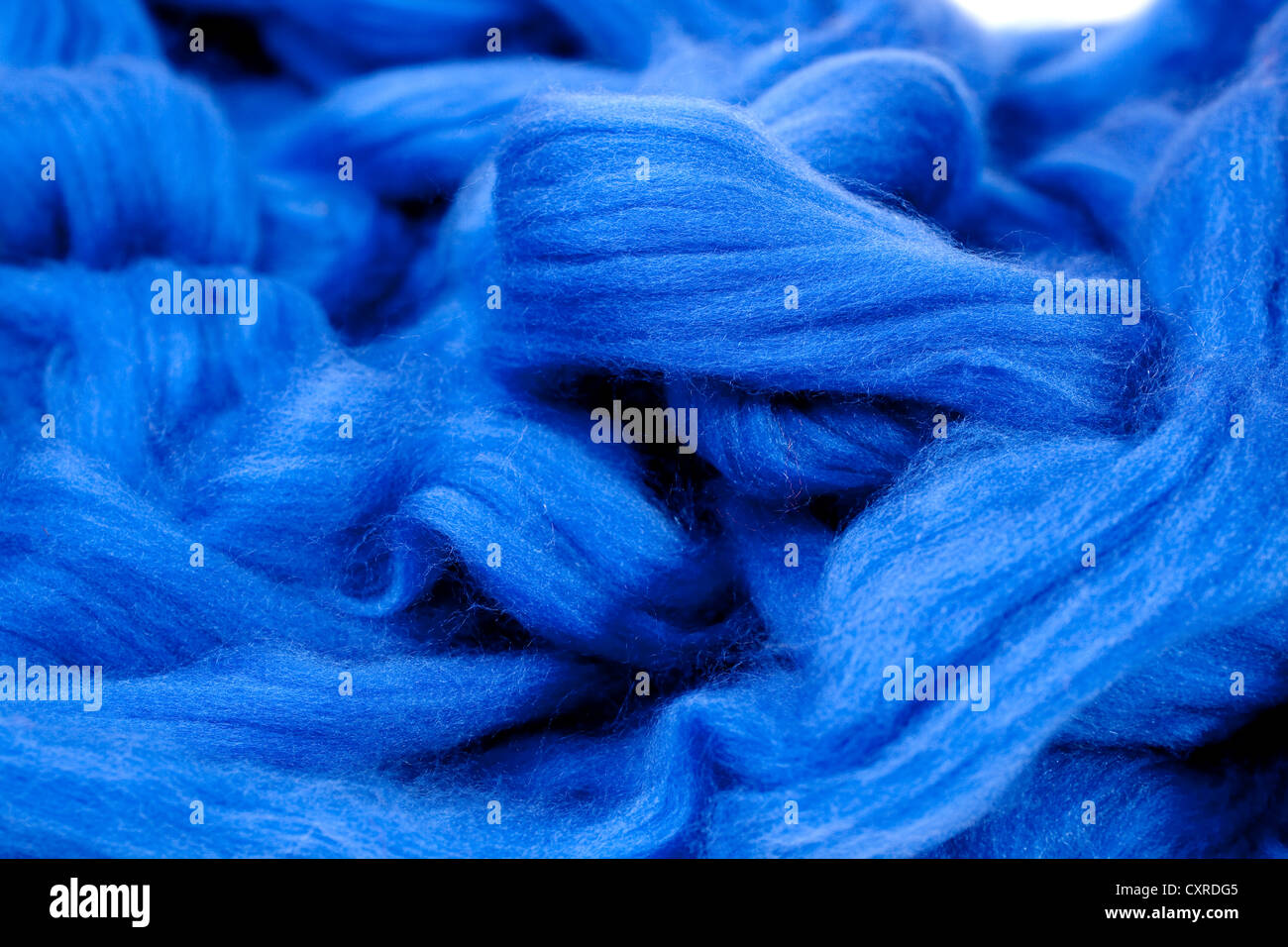 Blaue Viskose Fasern für die Herstellung von Bekleidung Stockfoto