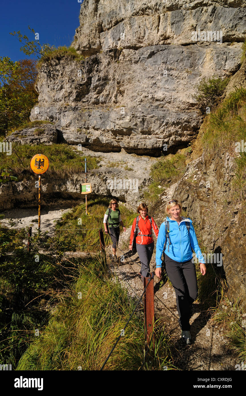 Weibliche Wanderer an der Staatsgrenze in der Nähe von Staubfall Wasserfall, Heutal-Tal, Unken, Tirol, Österreich, und Ruhpolding, Chiemgau Stockfoto