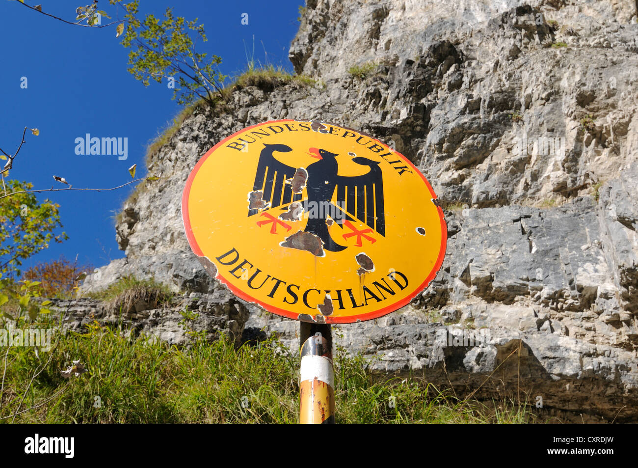 Zeichen, Staatsgrenze nahe Staubfall Wasserfall, Tal Heutal, Unken, Tirol, Österreich, und Ruhpolding, Chiemgau, Bayern Stockfoto