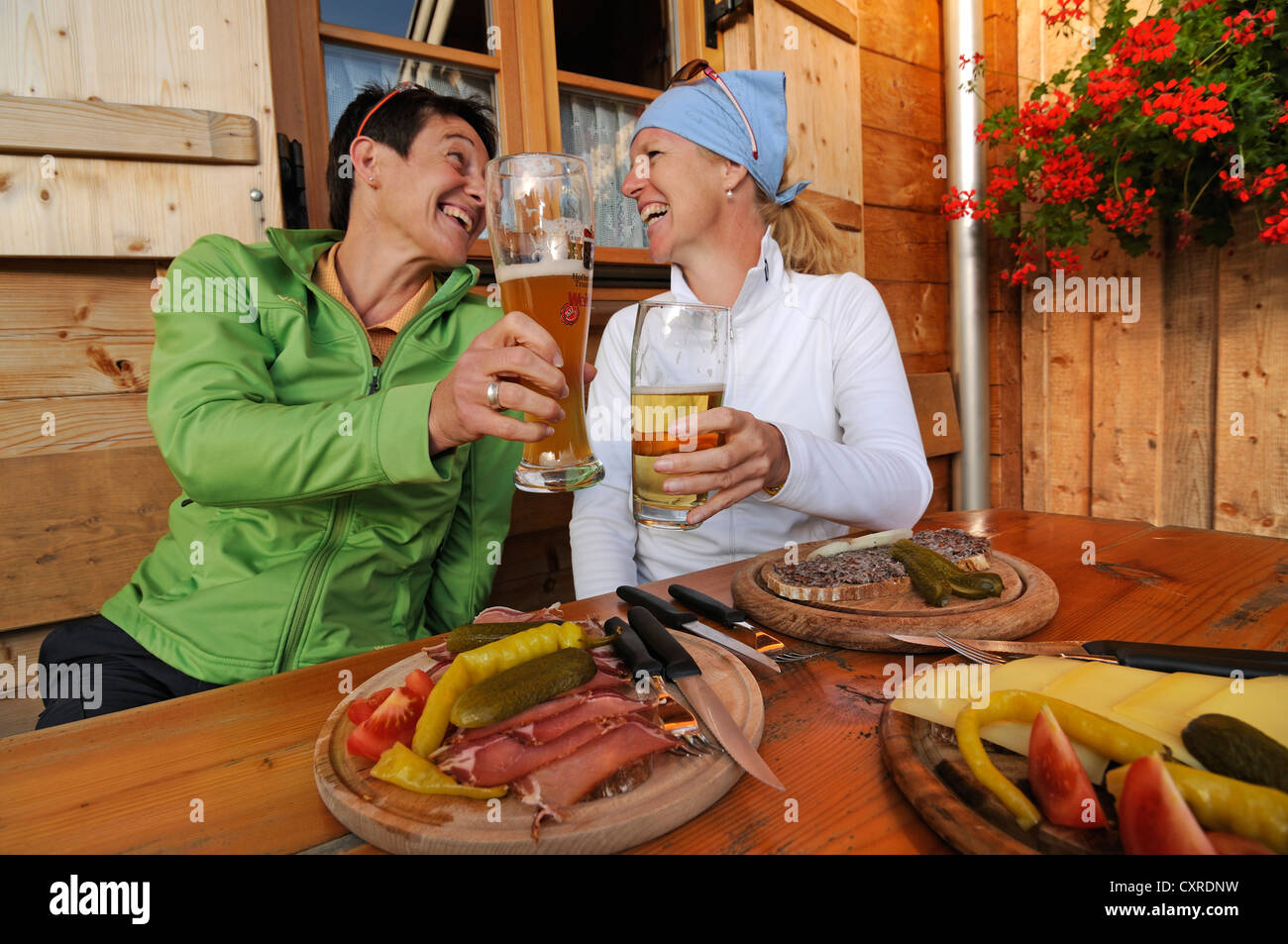Weibliche Wanderer eine Pause auf Stoibenmoeser Alm Alp, Reit Im Winkl, Chiemgau, Bayern, Deutschland, Europa Stockfoto
