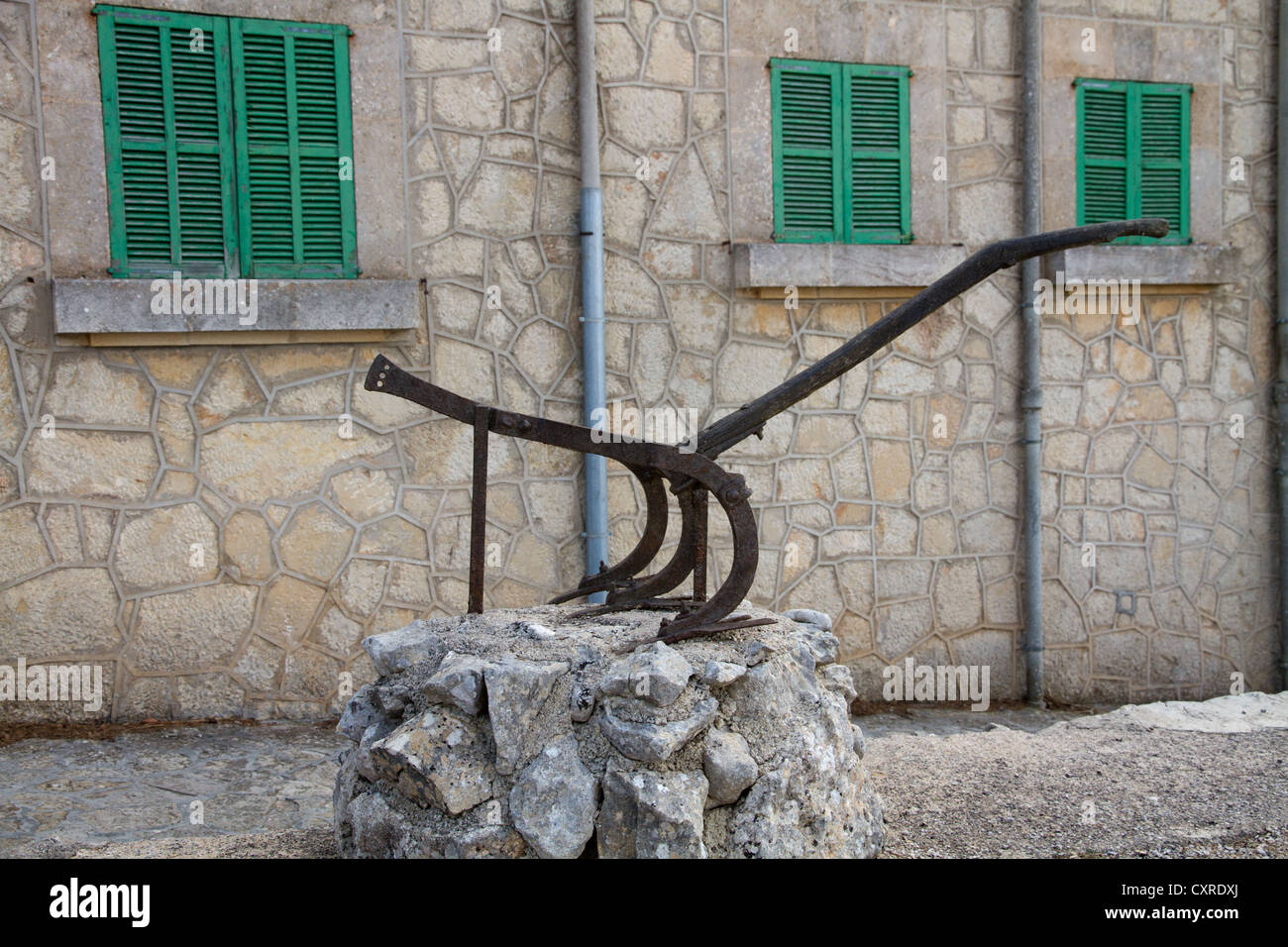 alte landwirtschaftliche Tool implementieren Heiligtum de Nostra Senyora de Cura Puig de Randa Mallorca Balearen Spanien Stockfoto