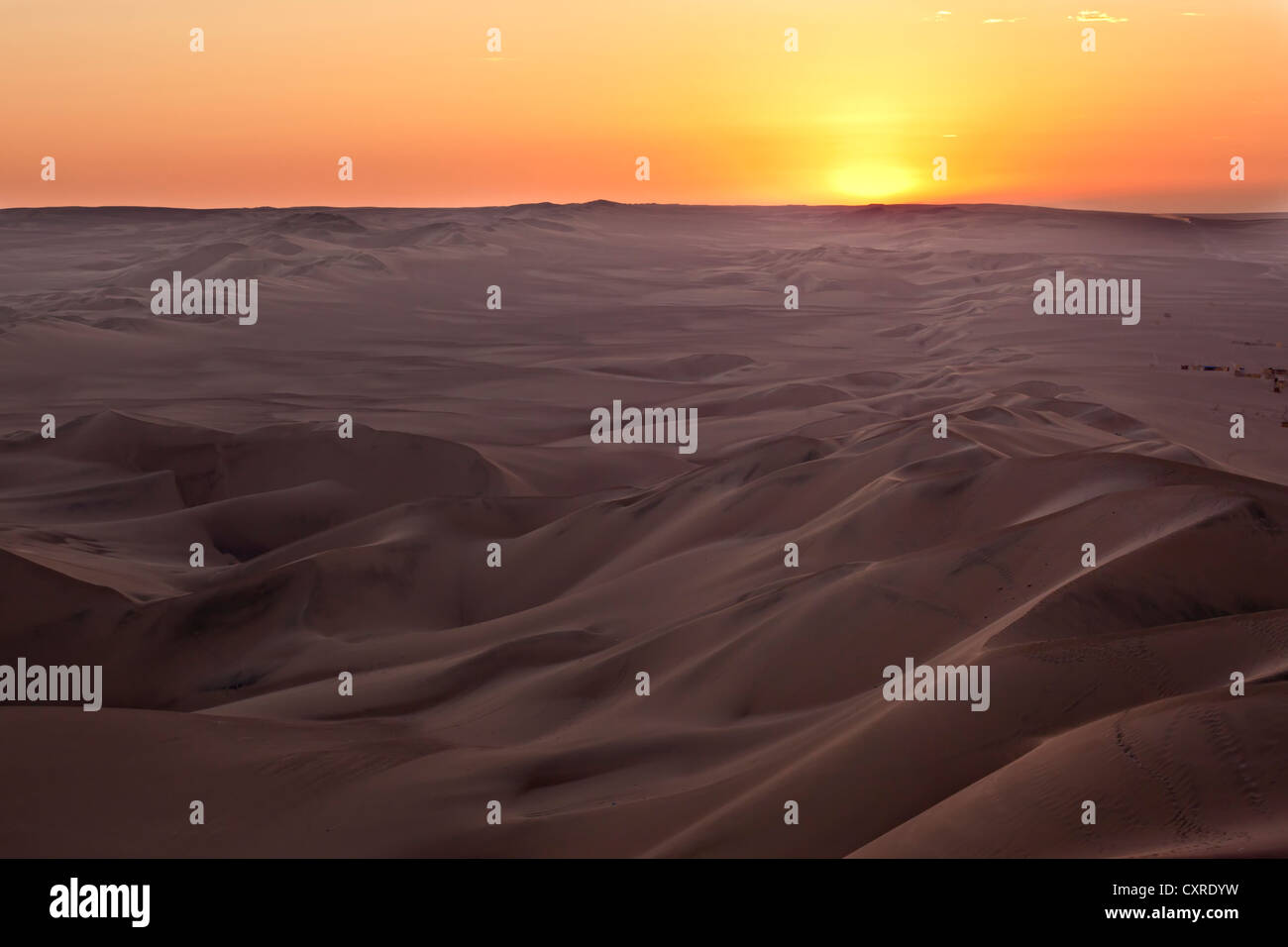 Sanddünen im Sonnenuntergang, Huacachina, Ica, Atacama, Peru, Südamerika Stockfoto