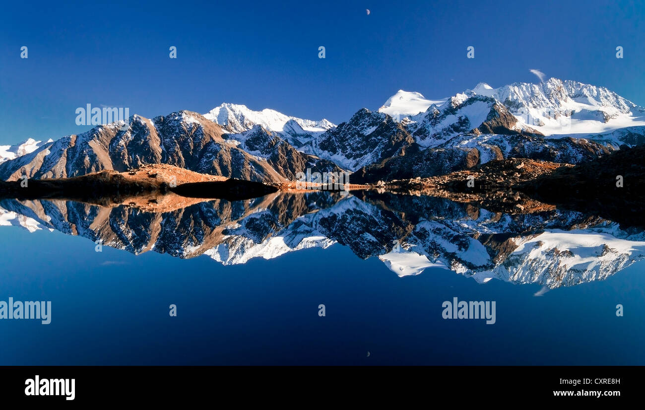 Zuckerhuetl Berg, Wilder Pfaff Berg und Wilder Freiger Berg reflektiert im See Mutterbergsee, Stubaier Alpen Stockfoto