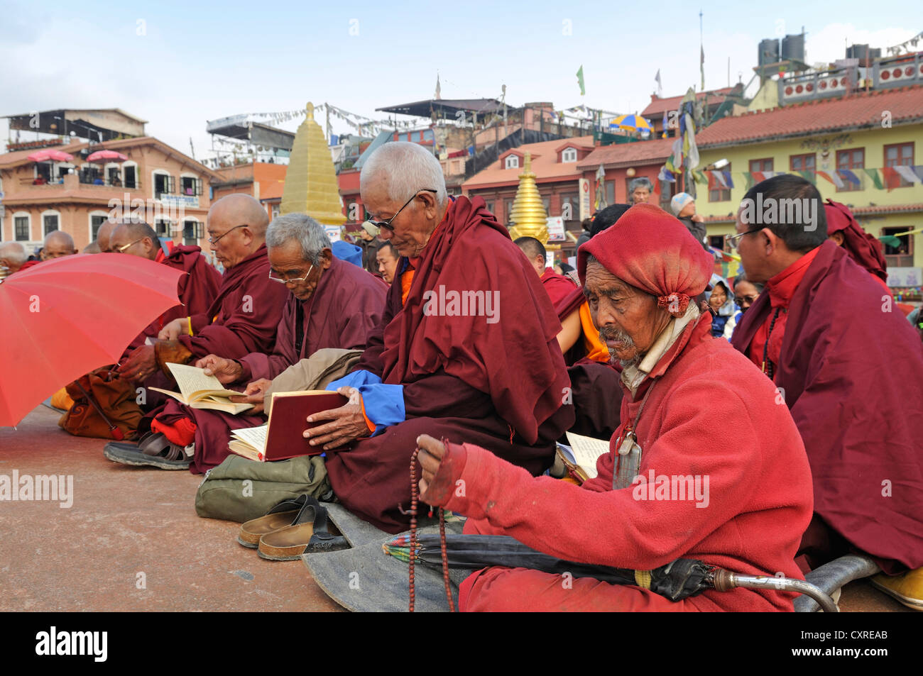 Buddhistische Mönche, Bodhnath Stupa, Kathmandu, Kathmandu-Tal, Nepal, Asien Stockfoto