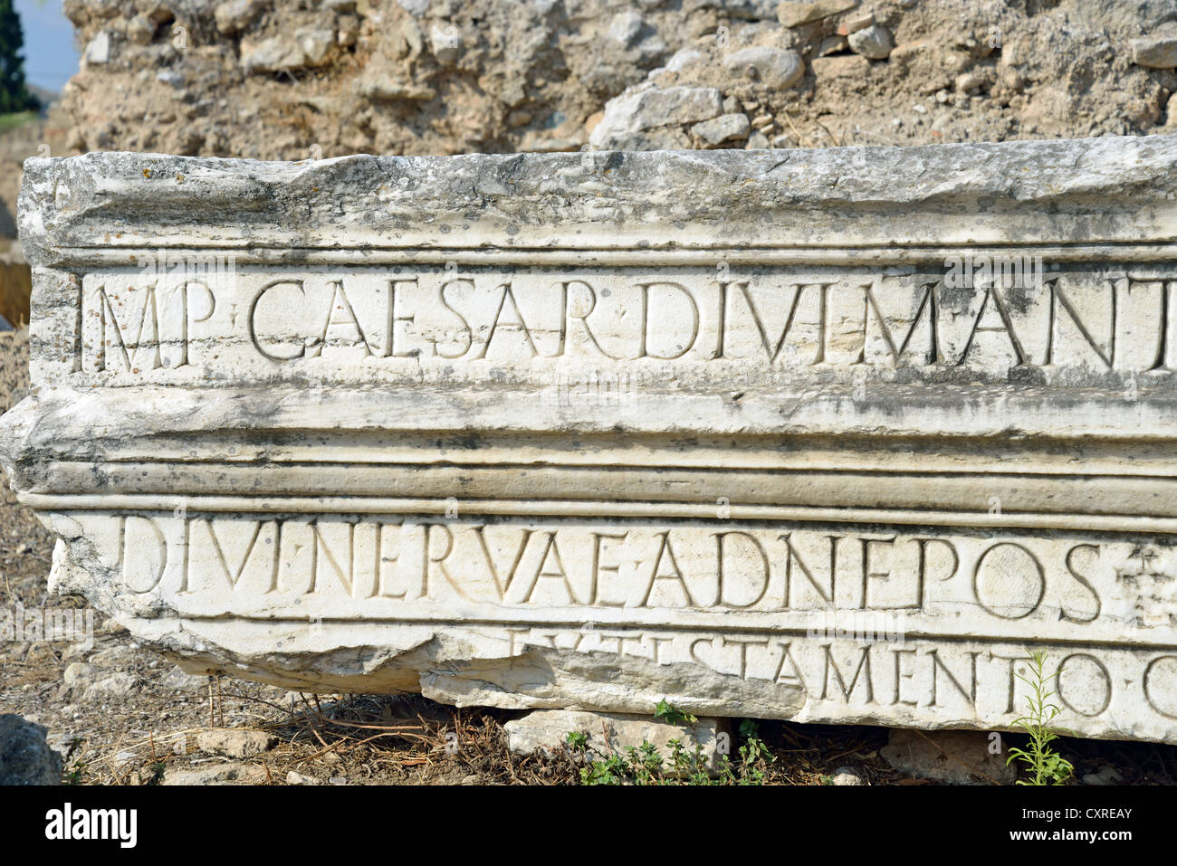 Roman Caesar Inschrift auf Marmorsockel, antike Korinth, Korinth Gemeinde, Region Peloponnes, Griechenland Stockfoto